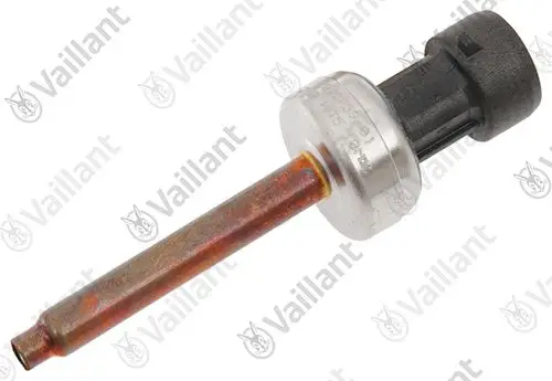Vaillant Sensor mit einem Metall- und Kunststoffgehäuse, der eine lange, schlanke Form hat. Die untere Seite ist mit einer Öffnung versehen.